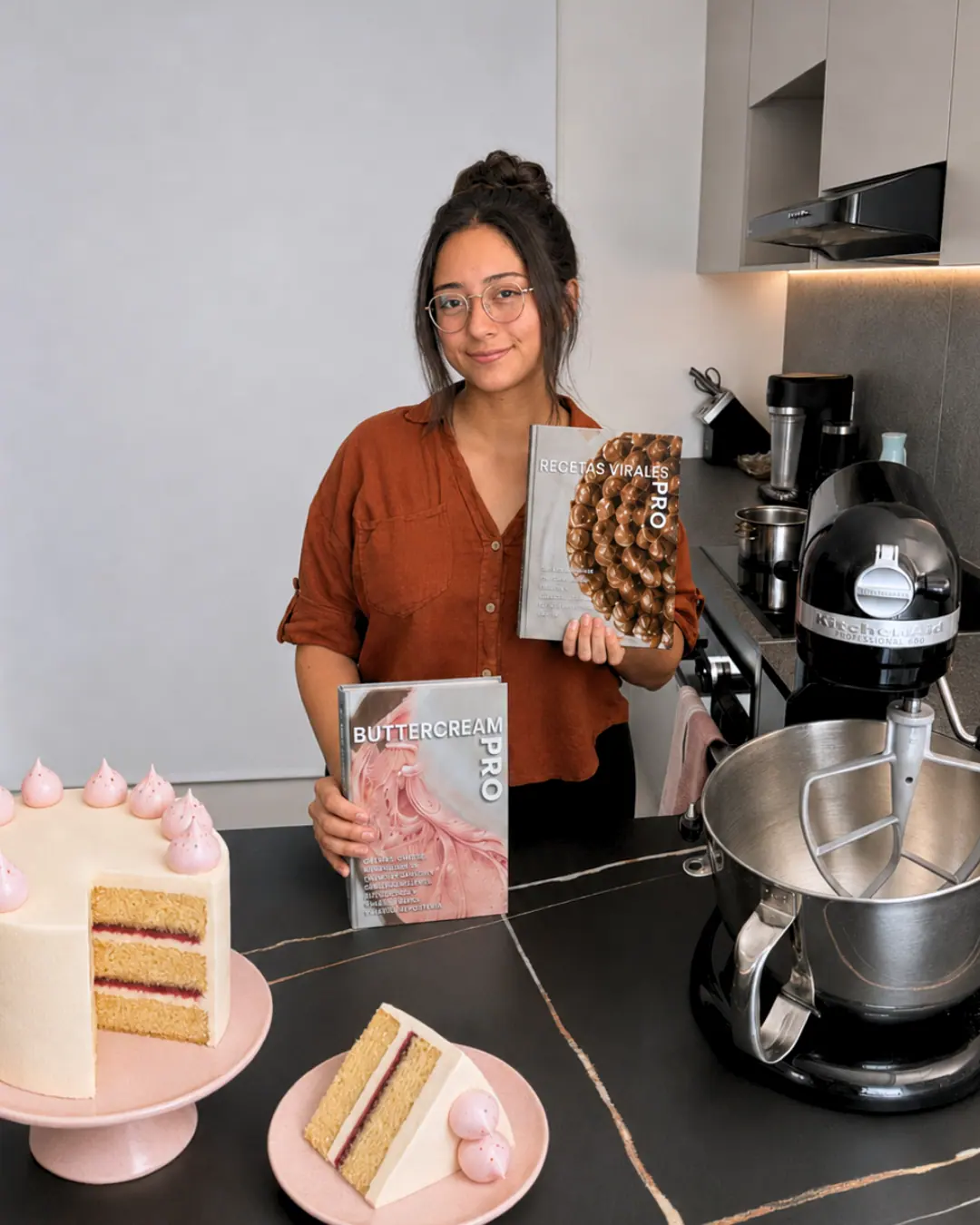 Karen Flores en la cocina de ButtercreamPro